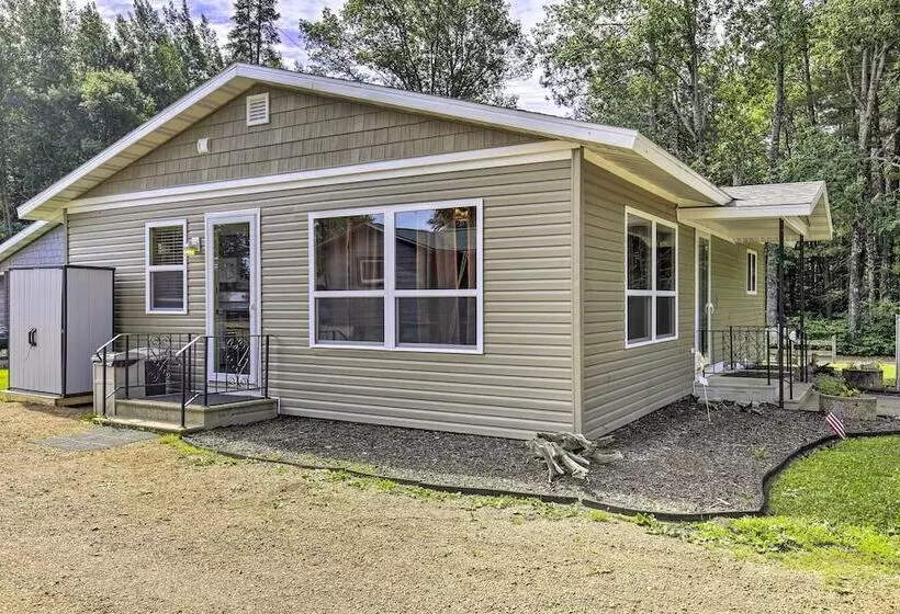 Tomahawk Cottage W/ Fire Pit & Lake Access!
