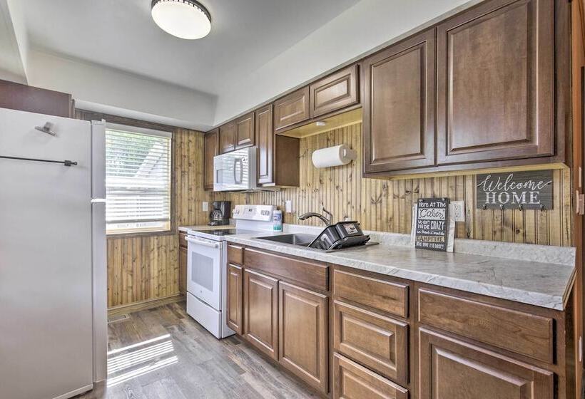 Tomahawk Cottage W/ Fire Pit & Lake Access!