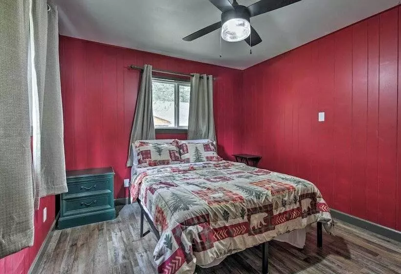Tomahawk Cottage W/ Fire Pit & Lake Access!