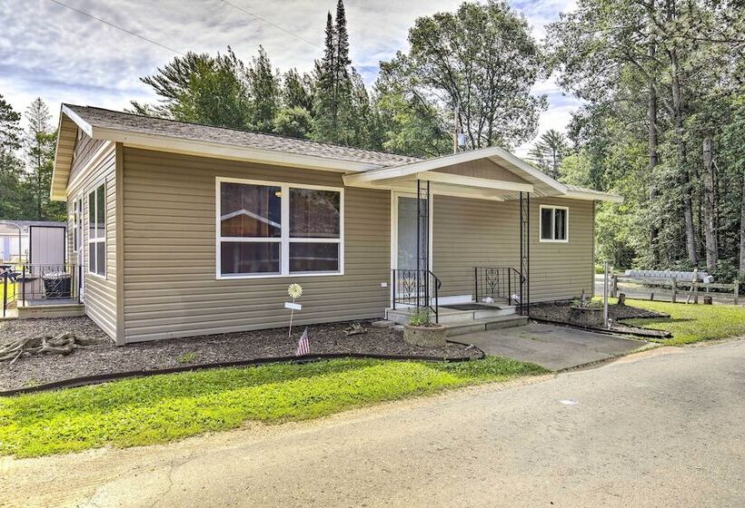 Tomahawk Cottage W/ Fire Pit & Lake Access!
