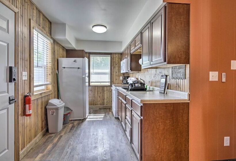 Tomahawk Cottage W/ Fire Pit & Lake Access!