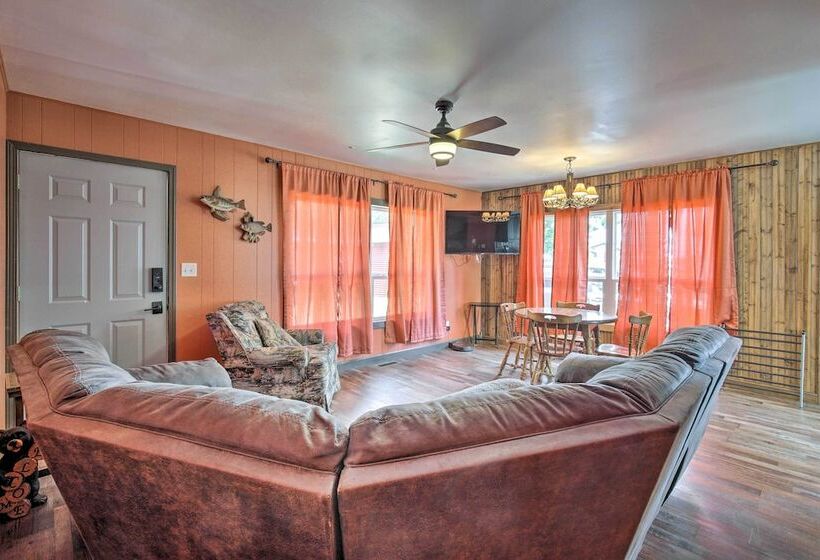 Tomahawk Cottage W/ Fire Pit & Lake Access!