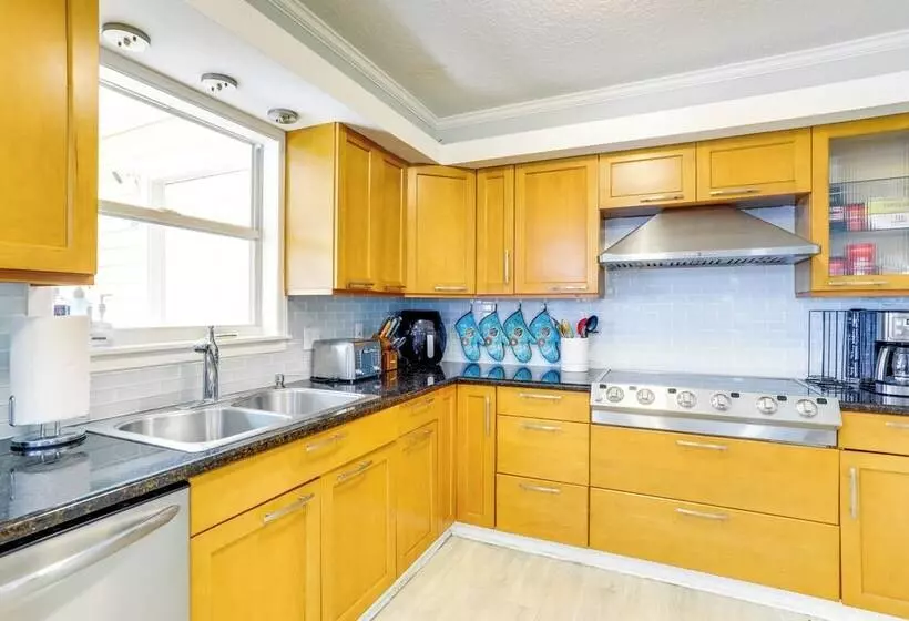 Alluring Largo Hideaway ~ 4 Miles To Beaches!