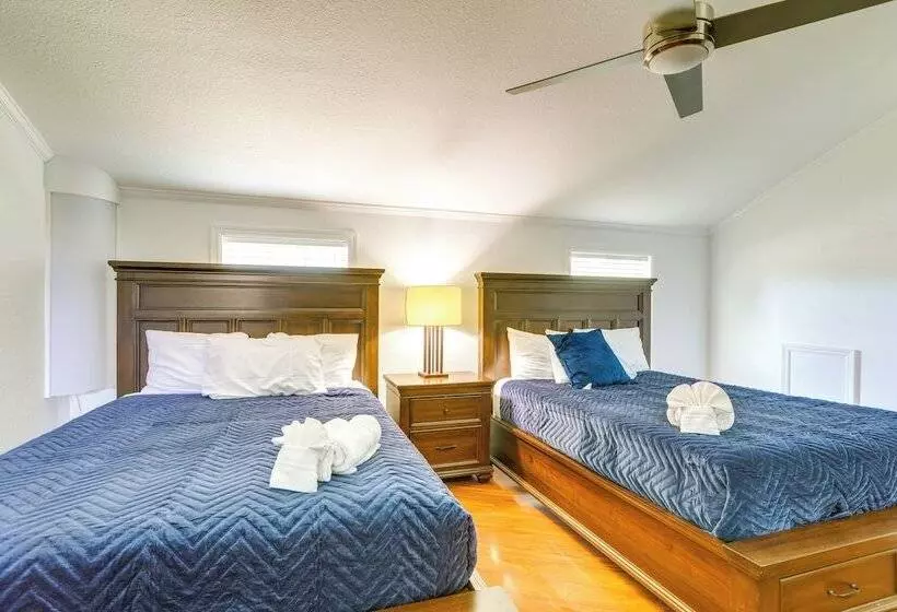 Alluring Largo Hideaway ~ 4 Miles To Beaches!