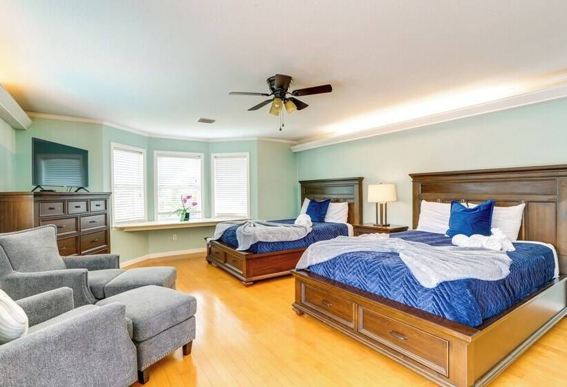 Alluring Largo Hideaway ~ 4 Miles To Beaches!