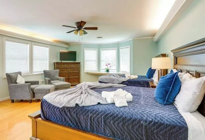 Alluring Largo Hideaway ~ 4 Miles To Beaches!