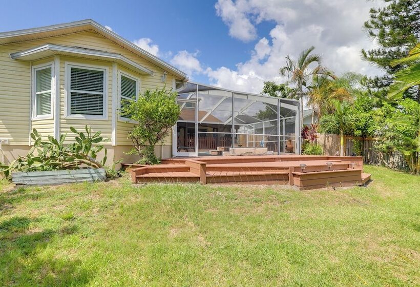 Alluring Largo Hideaway ~ 4 Miles To Beaches!