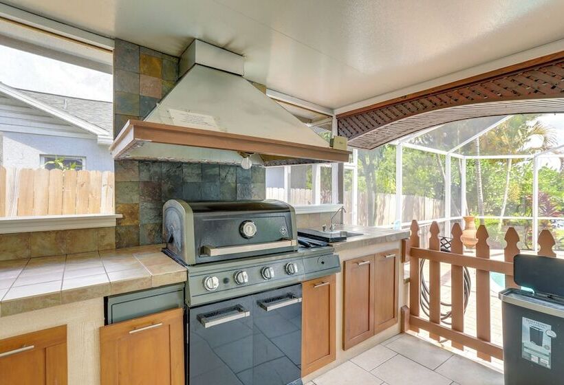 Alluring Largo Hideaway ~ 4 Miles To Beaches!