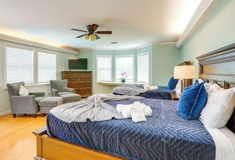 Alluring Largo Hideaway ~ 4 Miles To Beaches!