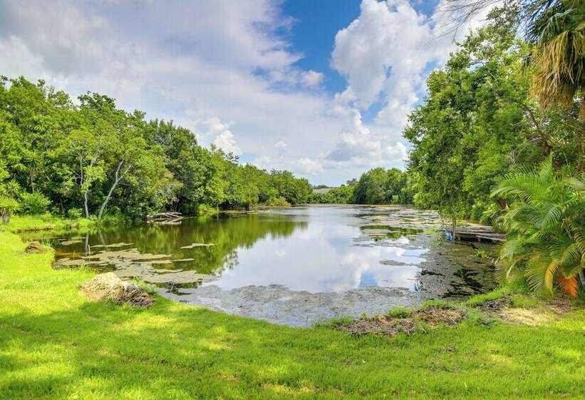 Alluring Largo Hideaway ~ 4 Miles To Beaches!