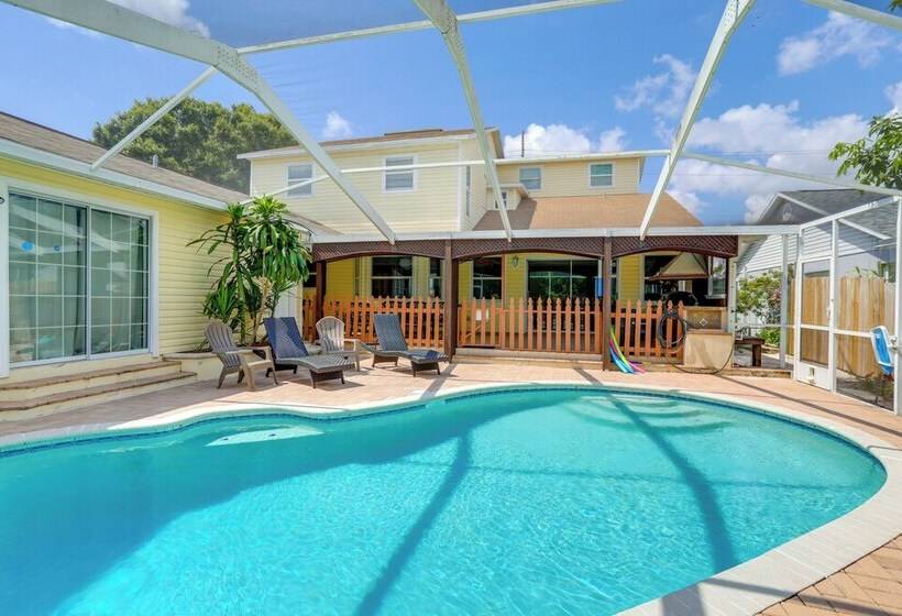 Alluring Largo Hideaway ~ 4 Miles To Beaches!