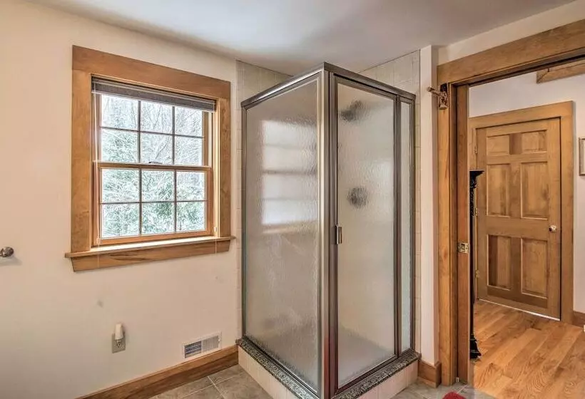 Architect Designed Franconia Home: Hot Tub & Views