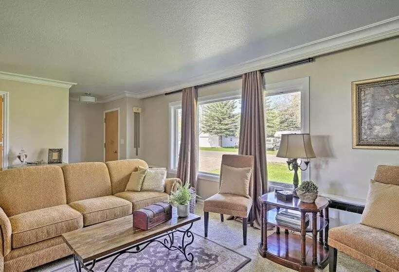 Ashton Escape W/ Yard: 56 Mi To West Yellowstone!