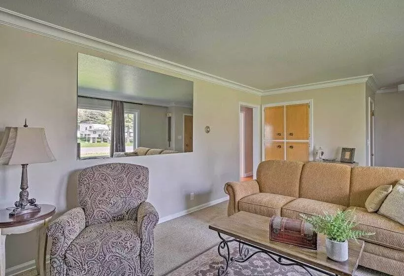 Ashton Escape W/ Yard: 56 Mi To West Yellowstone!