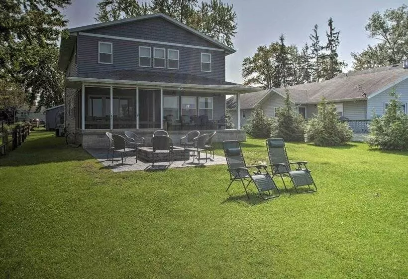 Bright Shawano Lake Oasis   Walk To Boat Launch!