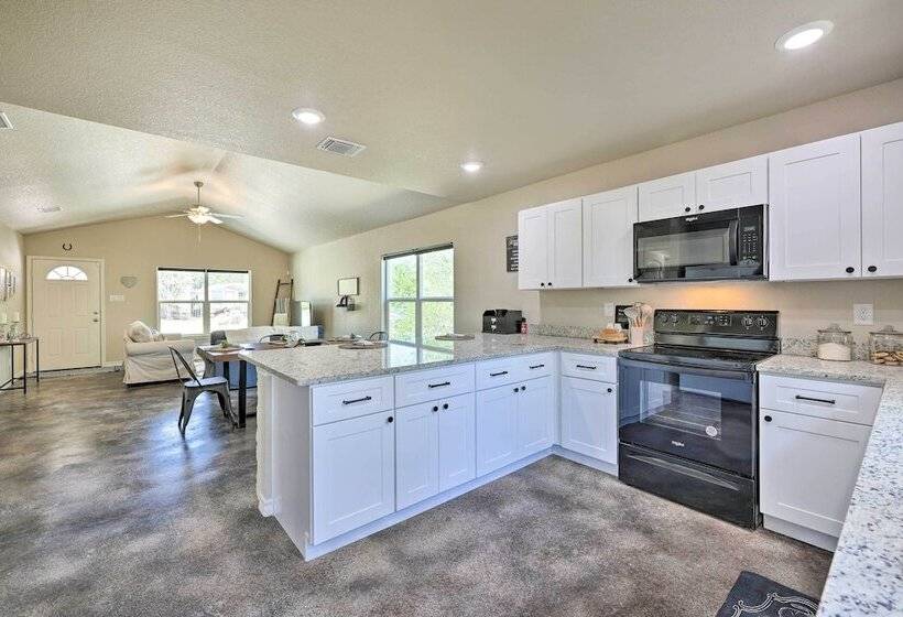 Canyon Lake Home ~ 1 Mi To Golfing & Swimming