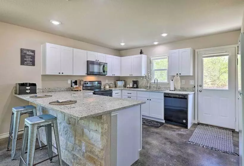 Canyon Lake Home ~ 1 Mi To Golfing & Swimming