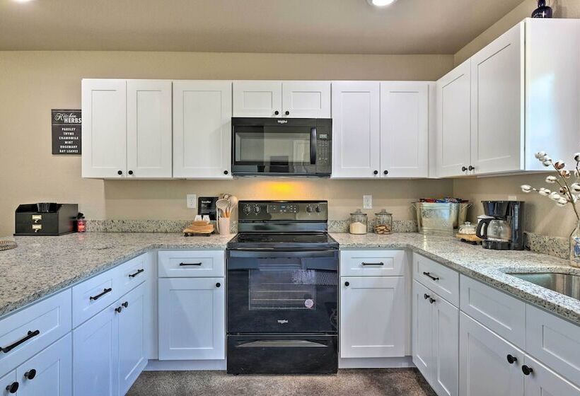 Canyon Lake Home ~ 1 Mi To Golfing & Swimming