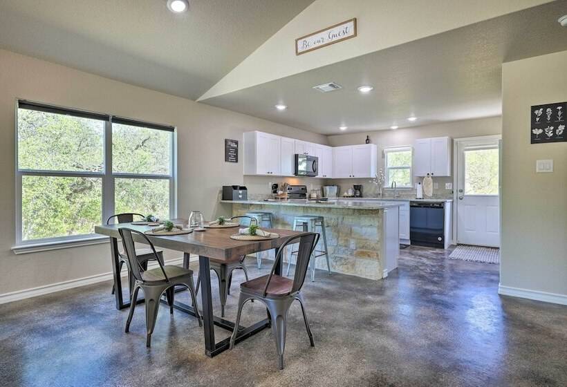 Canyon Lake Home ~ 1 Mi To Golfing & Swimming