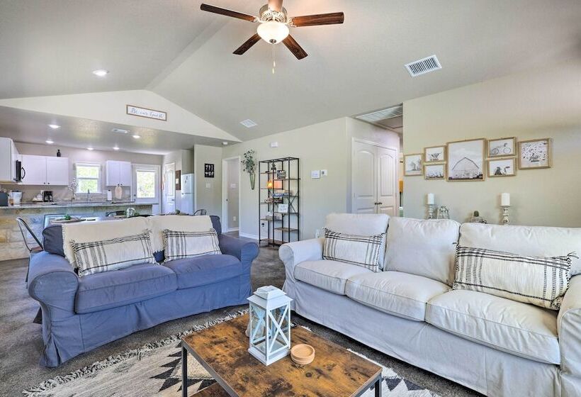 Canyon Lake Home ~ 1 Mi To Golfing & Swimming