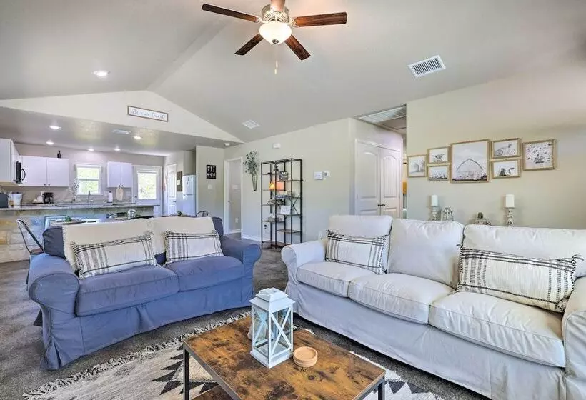 Canyon Lake Home ~ 1 Mi To Golfing & Swimming