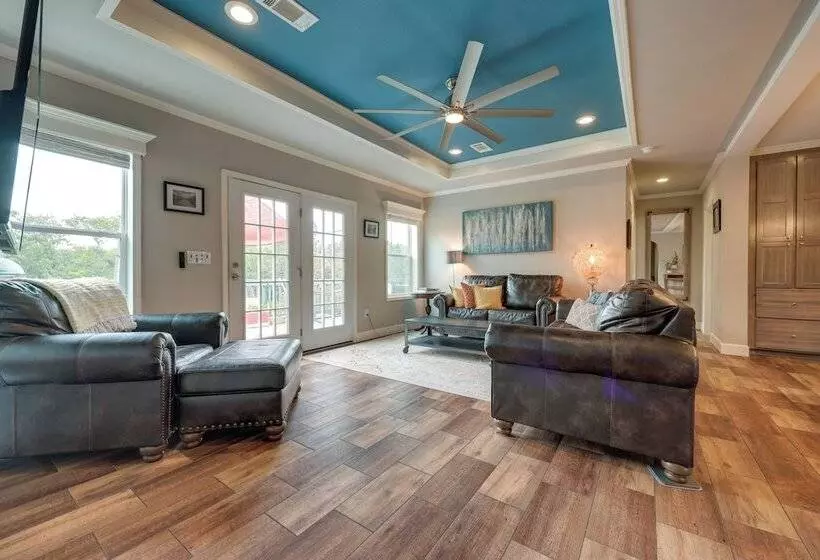 Canyon Lake Home W/ Spacious Deck & Backyard!