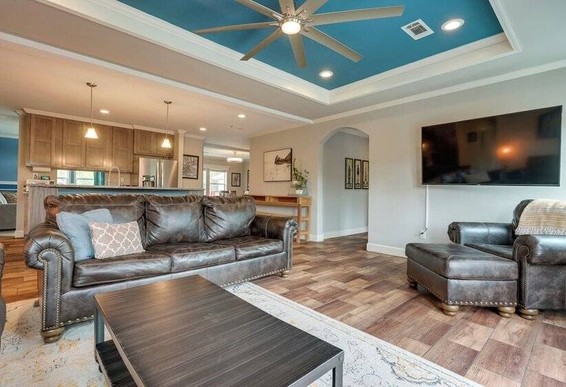 Canyon Lake Home W/ Spacious Deck & Backyard!