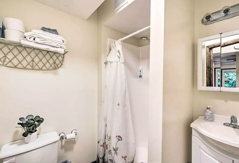 Cozy Roan Mountain Cabin W/ Private Balcony!