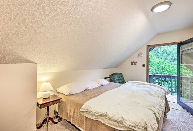 Cozy Roan Mountain Cabin W/ Private Balcony!