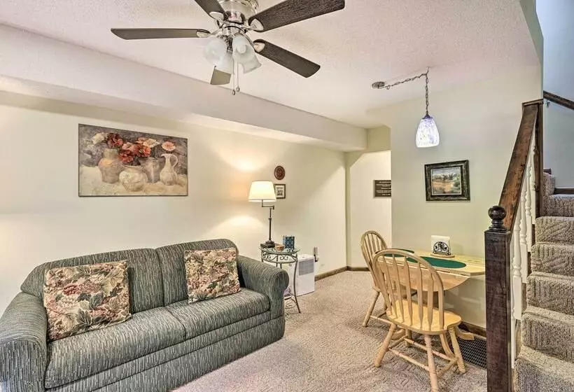 Cozy Roan Mountain Cabin W/ Private Balcony!