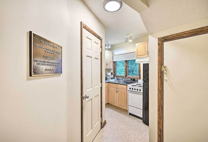 Cozy Roan Mountain Cabin W/ Private Balcony!