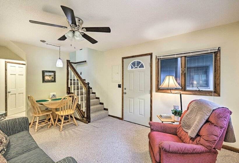 Cozy Roan Mountain Cabin W/ Private Balcony!