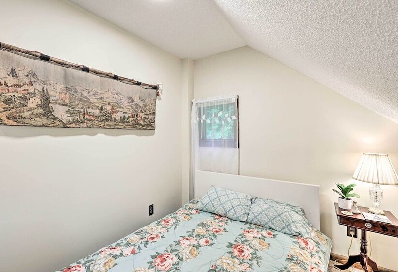 Cozy Roan Mountain Cabin W/ Private Balcony!