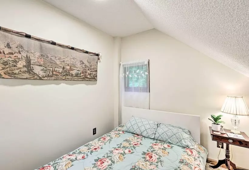 Cozy Roan Mountain Cabin W/ Private Balcony!