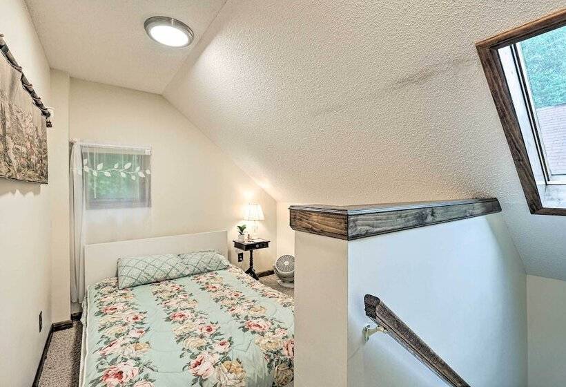 Cozy Roan Mountain Cabin W/ Private Balcony!