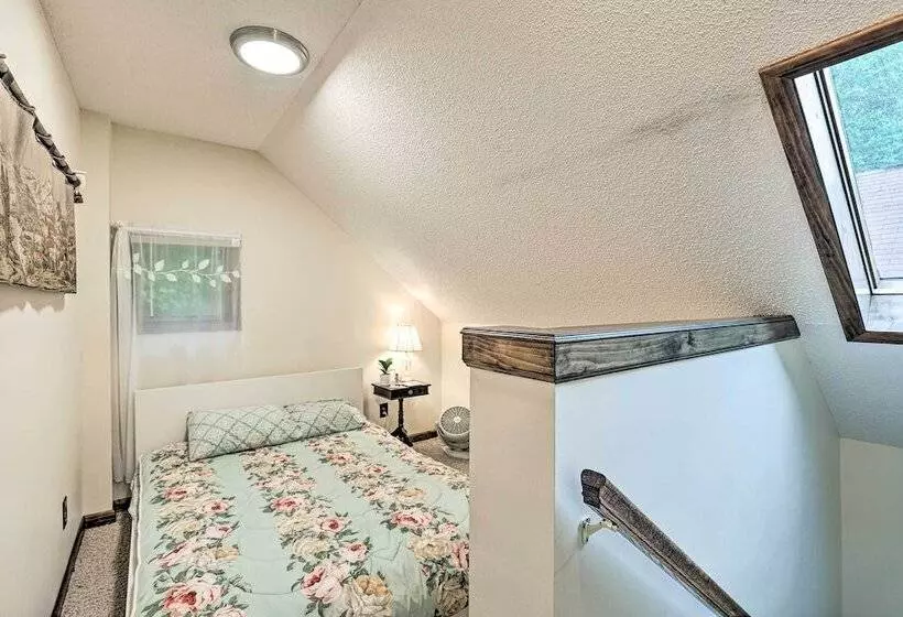 Cozy Roan Mountain Cabin W/ Private Balcony!