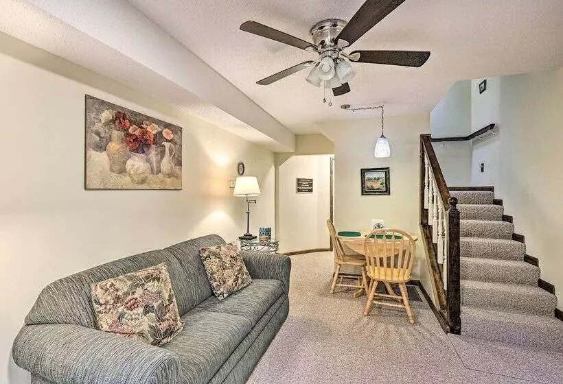 Cozy Roan Mountain Cabin W/ Private Balcony!