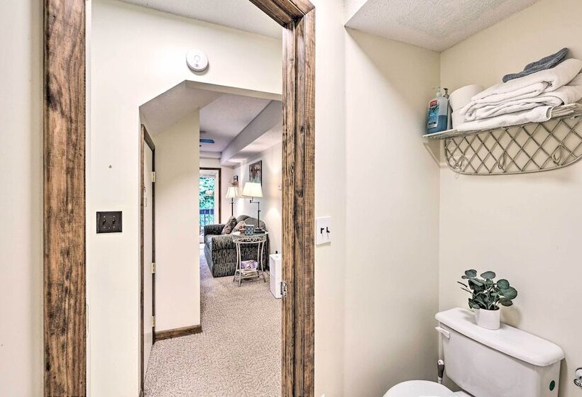 Cozy Roan Mountain Cabin W/ Private Balcony!