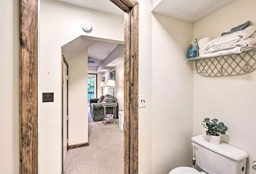 Cozy Roan Mountain Cabin W/ Private Balcony!