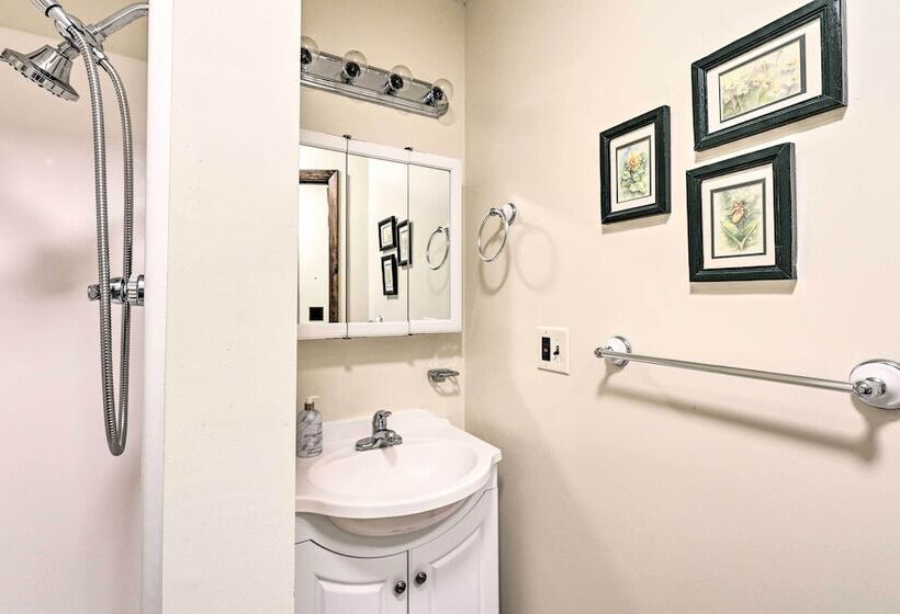 Cozy Roan Mountain Cabin W/ Private Balcony!