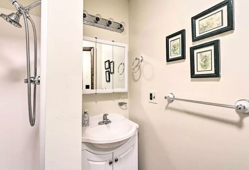 Cozy Roan Mountain Cabin W/ Private Balcony!