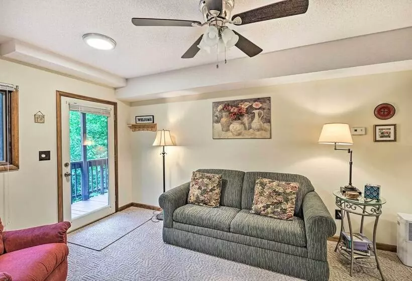 Cozy Roan Mountain Cabin W/ Private Balcony!