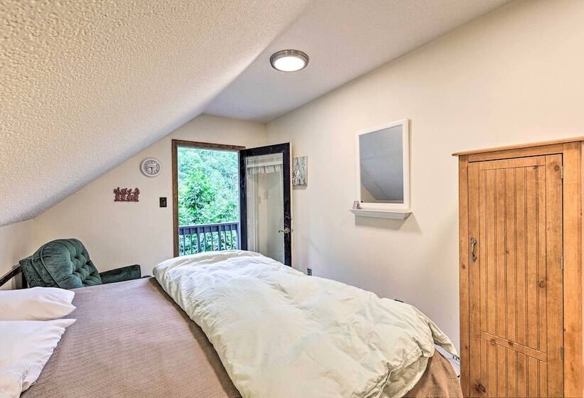 Cozy Roan Mountain Cabin W/ Private Balcony!