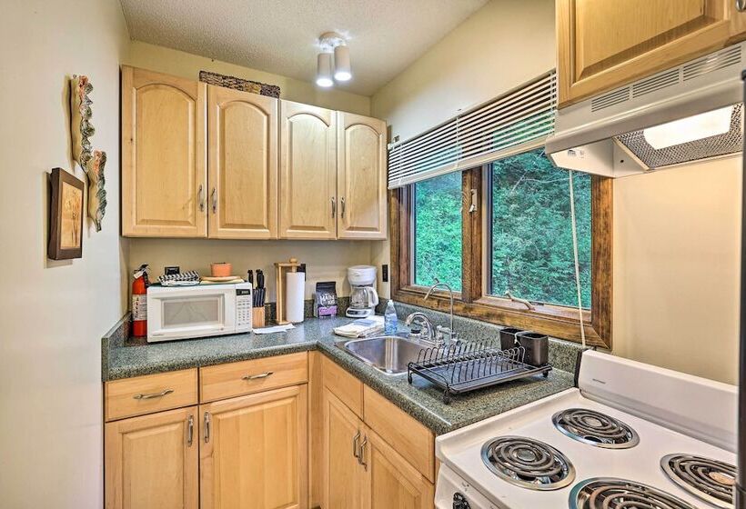 Cozy Roan Mountain Cabin W/ Private Balcony!