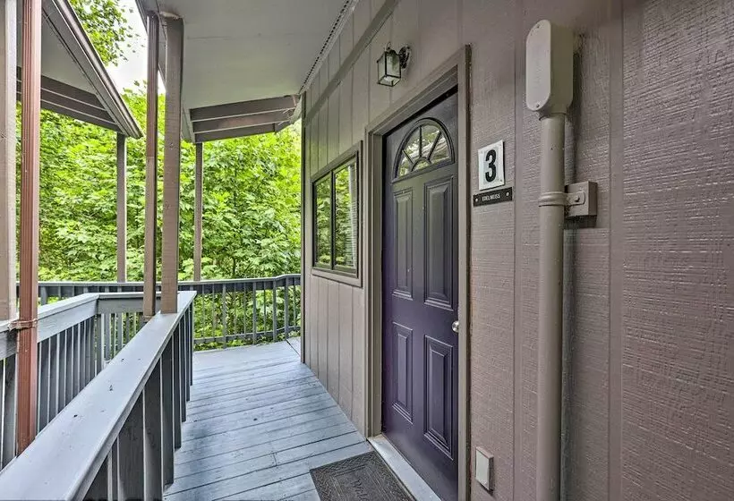 Cozy Roan Mountain Cabin W/ Private Balcony!