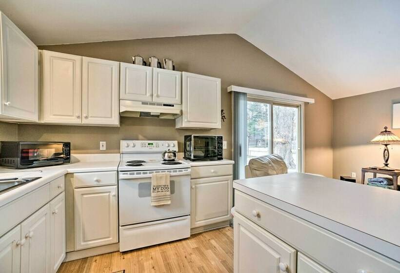 Cozy Southeast Michigan Home W/ Private Yard