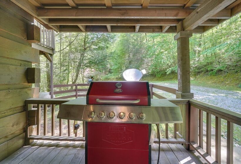 Cozy Tellico Plains Cabin W/ Large Mountain Creek!