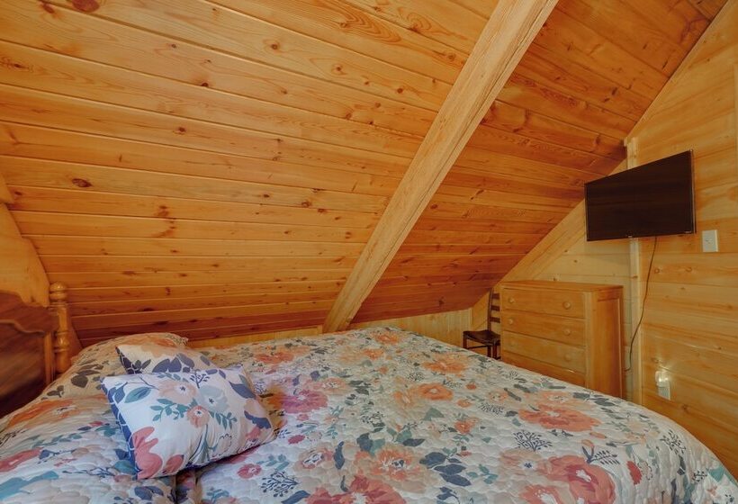 Cozy Tellico Plains Cabin W/ Large Mountain Creek!