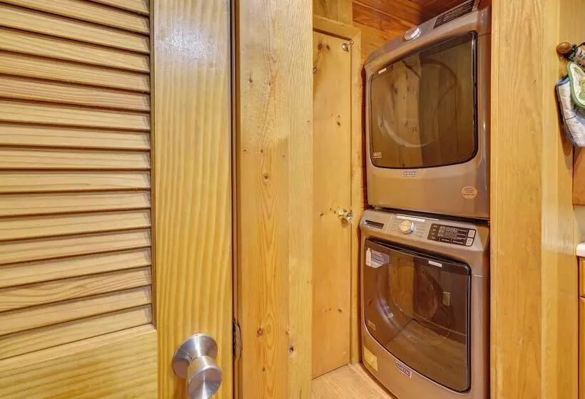 Cozy Tellico Plains Cabin W/ Large Mountain Creek!