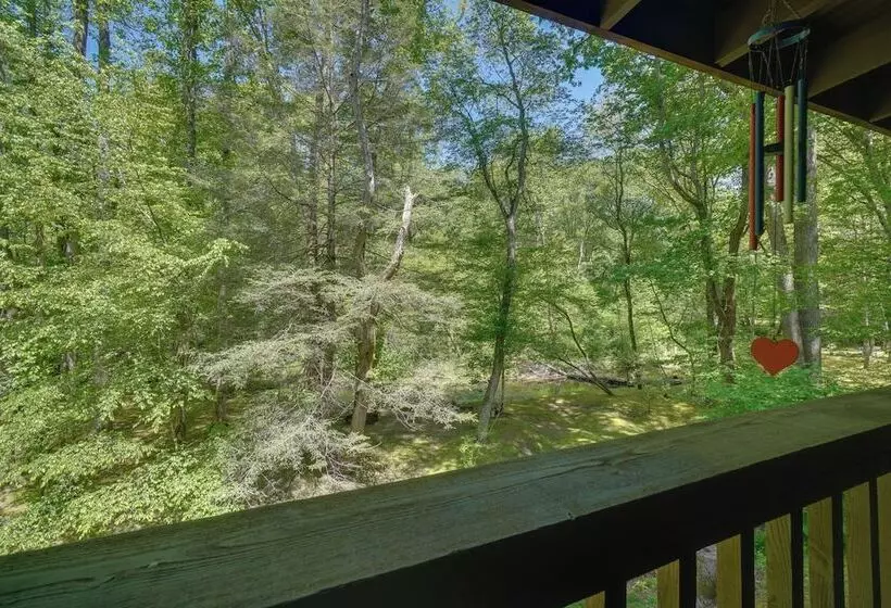 Cozy Tellico Plains Cabin W/ Large Mountain Creek!